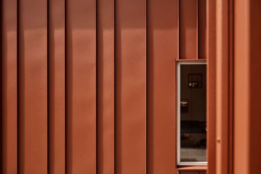 Die Kindertagesstätte in Holstebro heißt Kinder und Natur, von Kopf bis Fuß in Stahlprofilen, willkommen, Nørre Boulevard 57, 7500 Holstebro, Dänemark